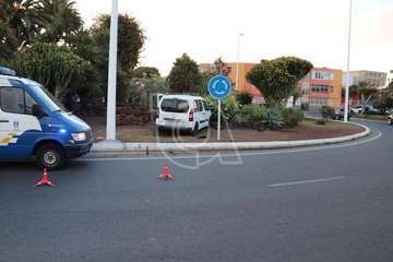 Una furgoneta se salta el bordillo e invade la glorieta de El Roque (Telde)/TA.